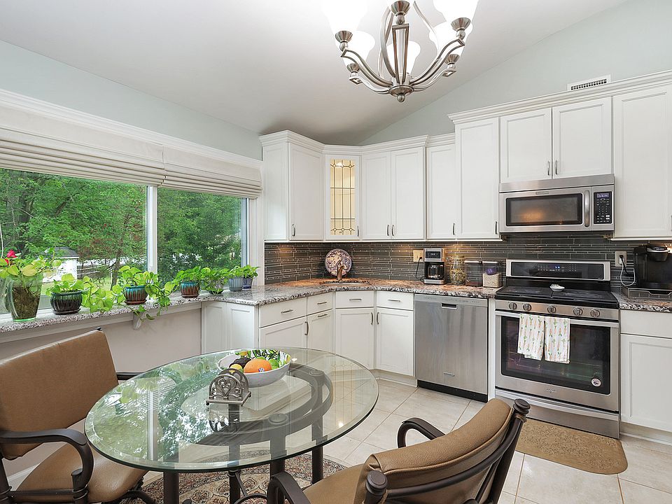 Updated Eat-in Kitchen