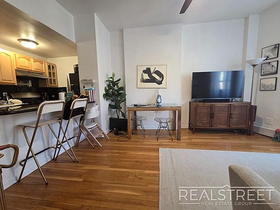 4th image of 38 Saint Johns Pl APT 3