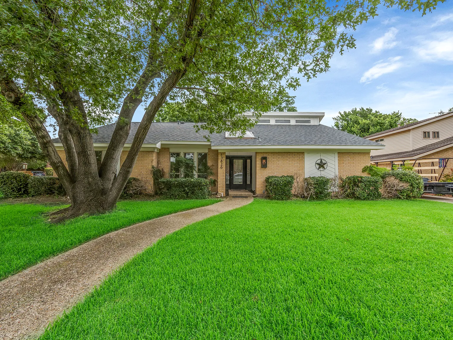 4 bed, 2594 sqft, $4,000 — Photo 1