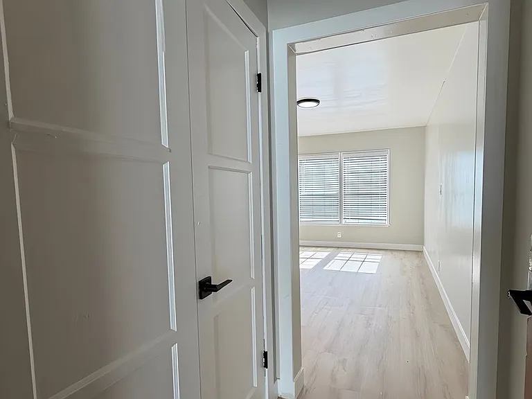 3039 W Vernon Ave — Photo 2