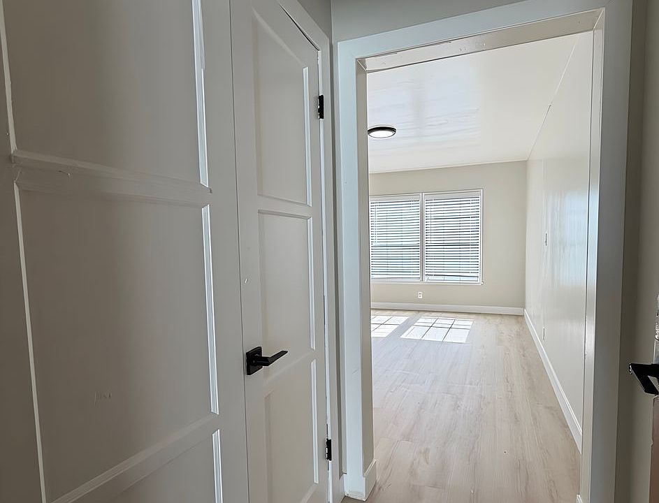 2nd image of 3039 W Vernon Ave APT 8