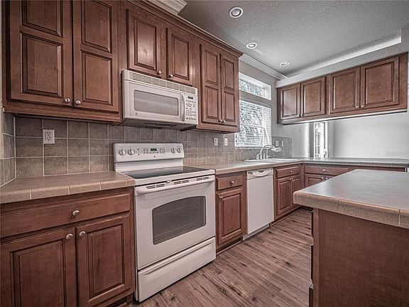 5th image of 8632 Oakwood Dr