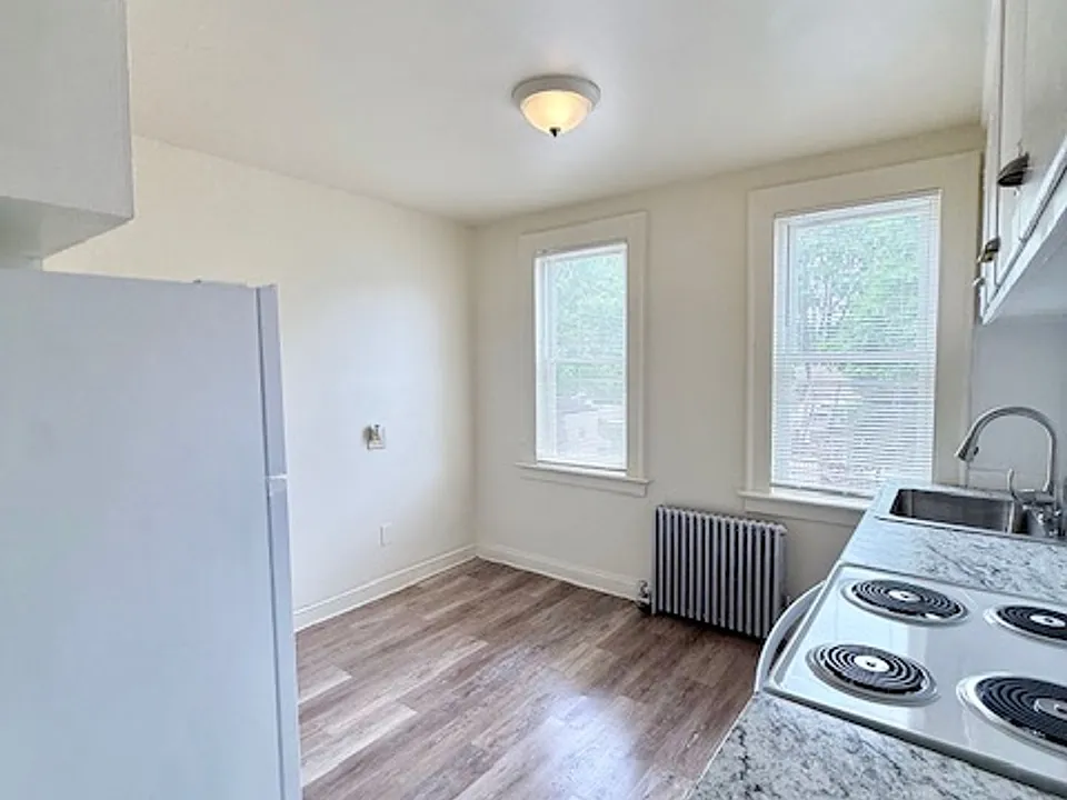 452-454 Thompson Ave