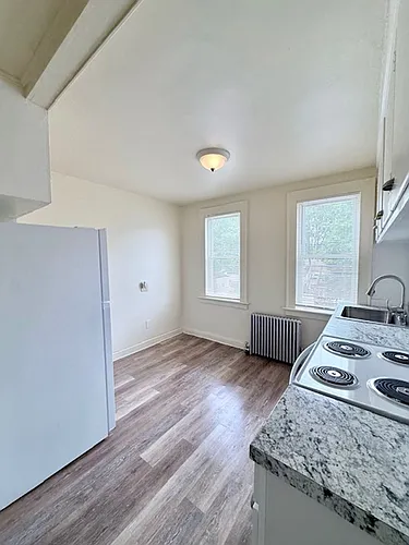 452-454 Thompson Ave Photo 1