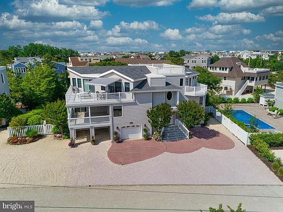 2nd image of 32B Long Beach Blvd