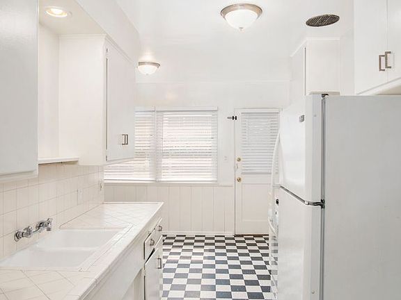 4th image of 1601 Greenfield Ave #11002