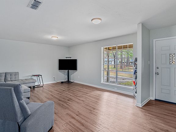 5th image of 841 Rose Ln