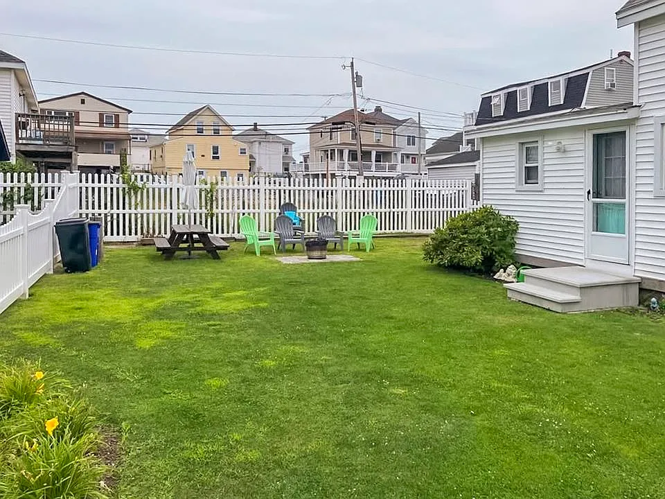 4 bed, 1.0 bath, 864 sqft, $2,600 — Photo 1