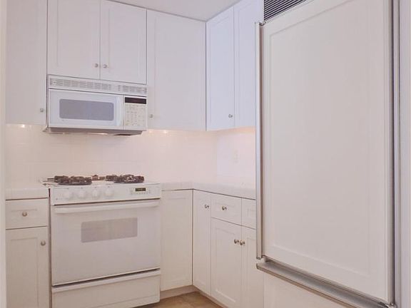 5th image of 1650 Jackson St APT 402
