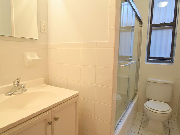 Noonan Towers - Bathroom