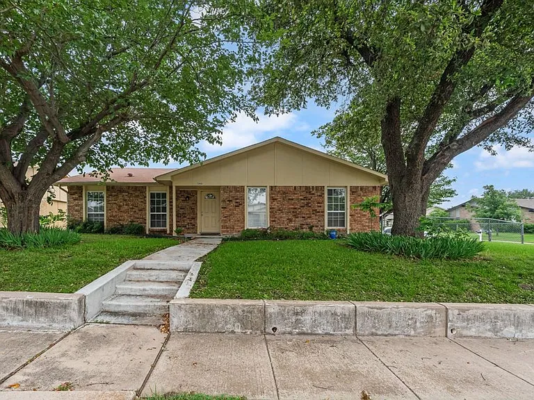 5801 Redwood Ln — Photo 3