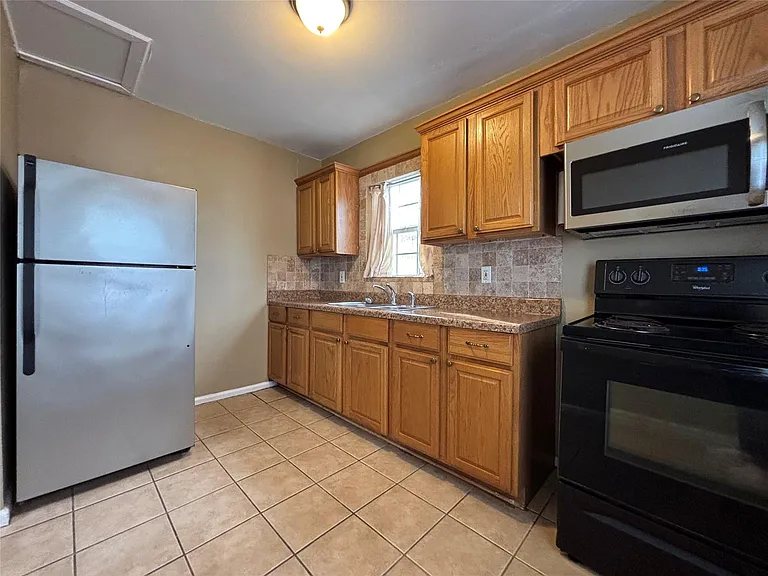 422 W Burleson St — Photo 3