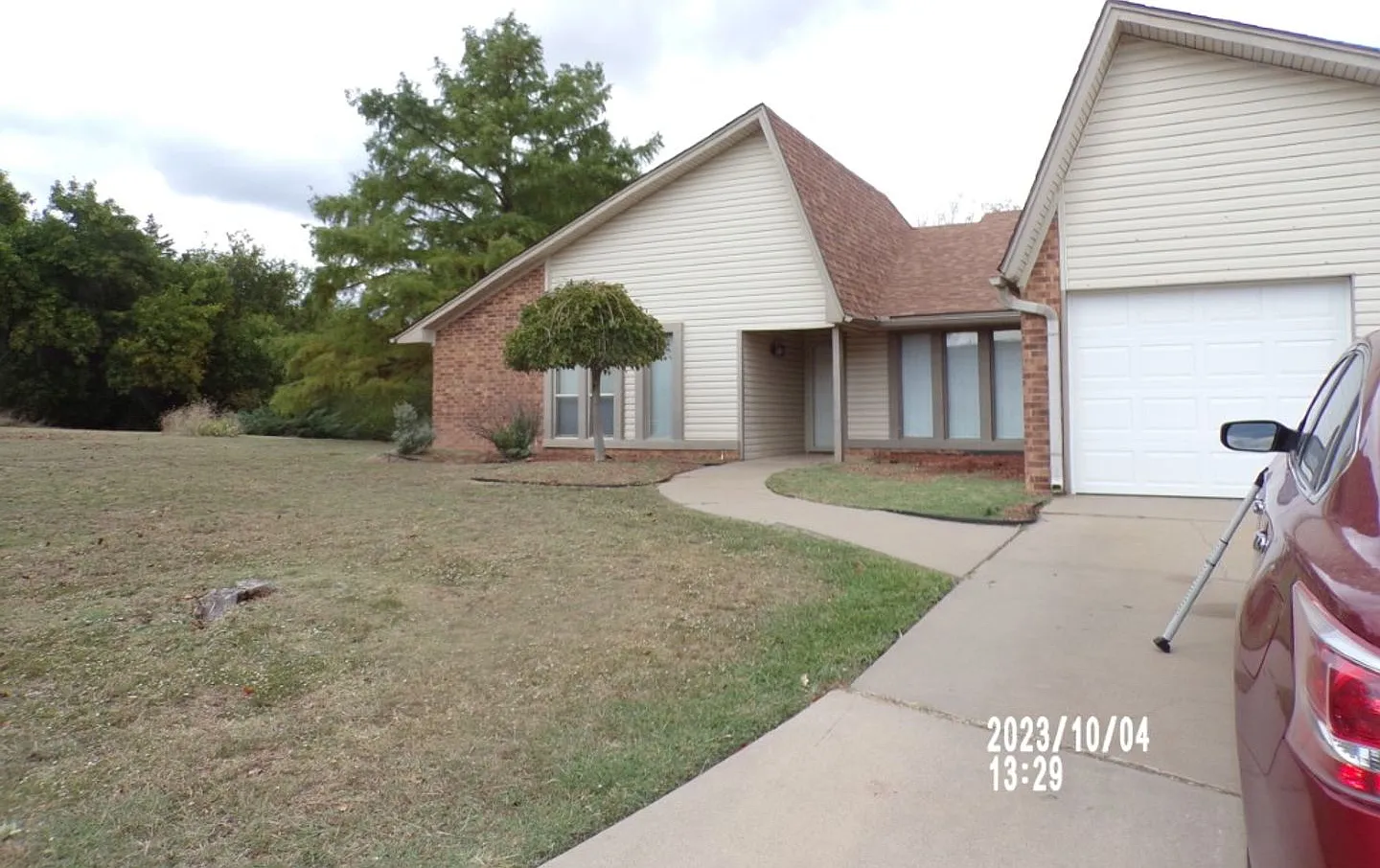 Large bedrooms, located on West side of town — Photo 2