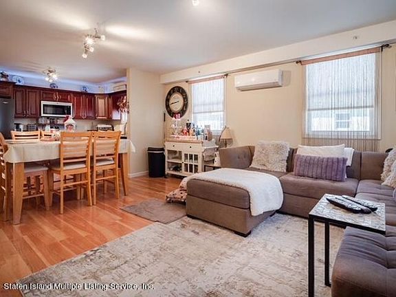 4th image of 40 Seafoam St
