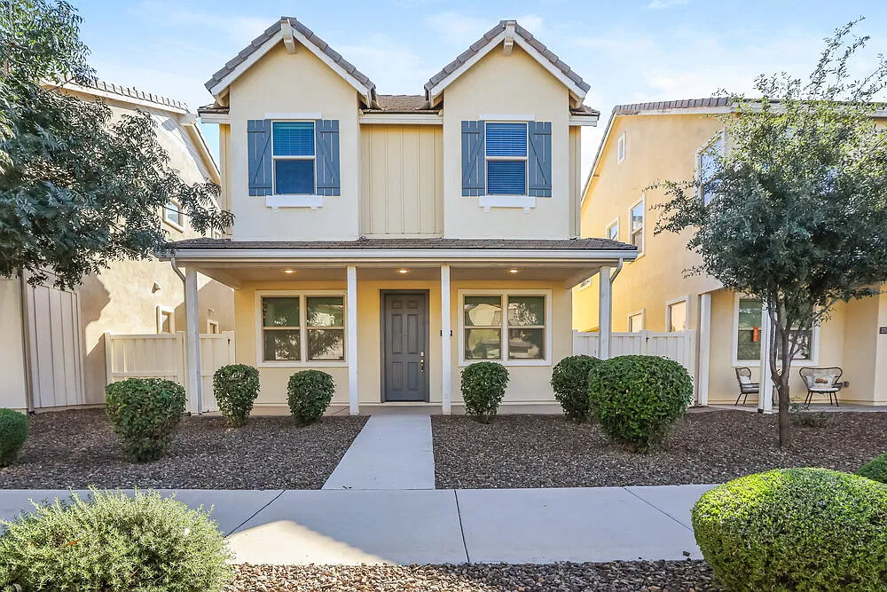 3 bed, 2.5 bath, 1944 sqft, $2,460 — Photo 1