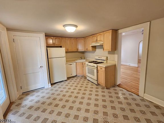 5th image of 676 Bloomfield Ave #1