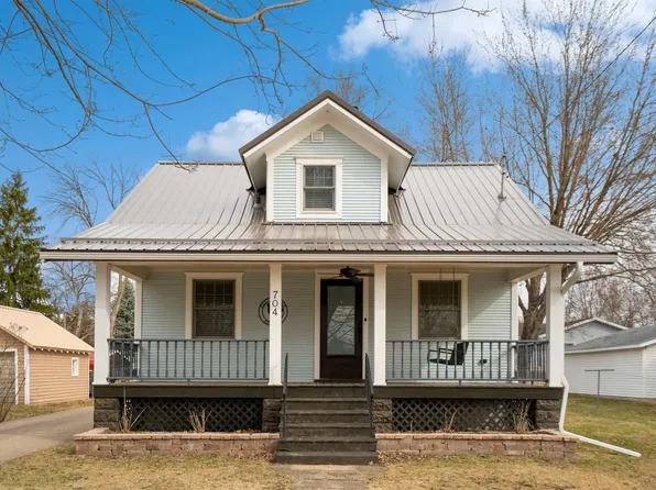 704 5th St NW, Independence, IA 50644