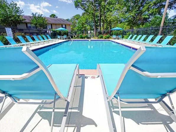 Colonial Parke Apartments