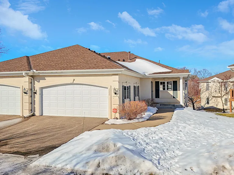 7950 Victoria Way — Photo 1