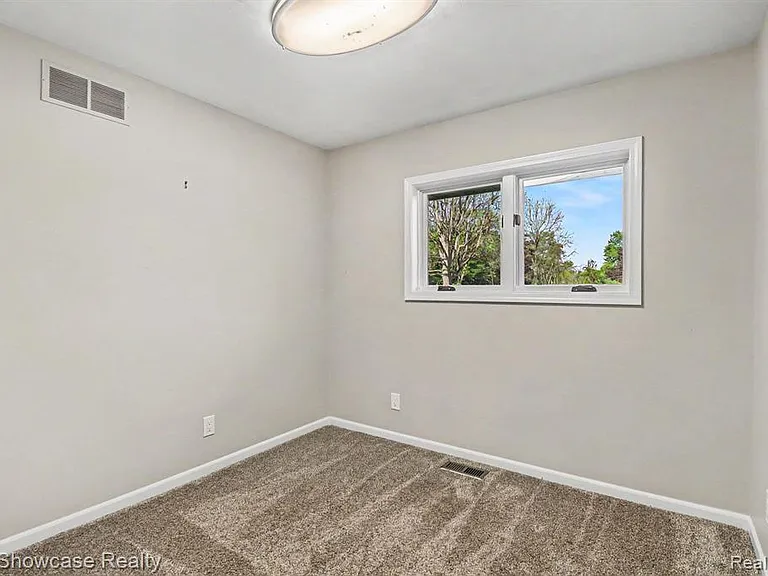 2572 Ridge Rd — Photo 4
