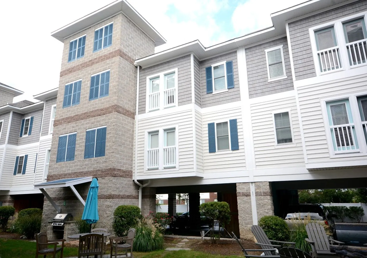 Stunning third floor condo in Coastal Villas featuring 2 bedrooms and 2 full baths! — Photo 1