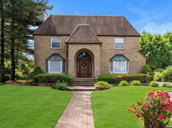 280 Park Avenue W, Westbury, NY 11590