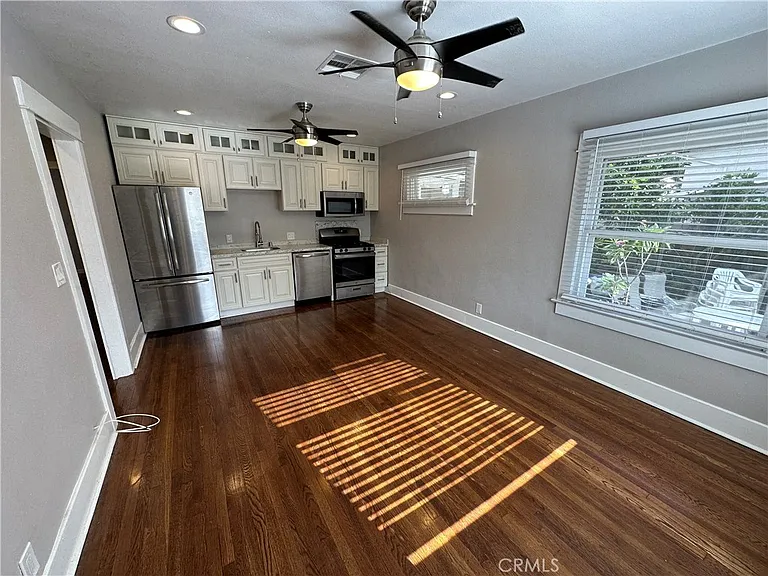 633 W Maple Ave — Photo 12