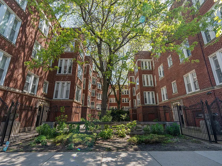 6565 N. Lakewood Renovated Rogers Park Apartments — Photo 9