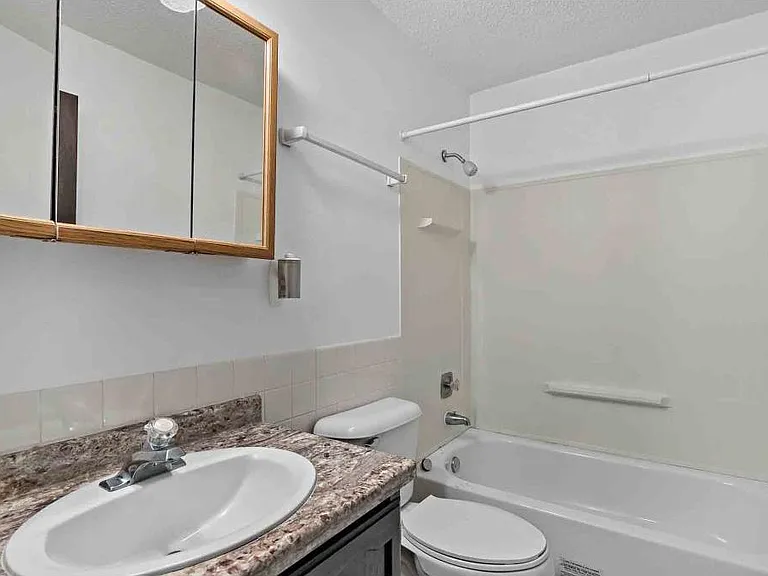 871 6th St SW — Photo 9