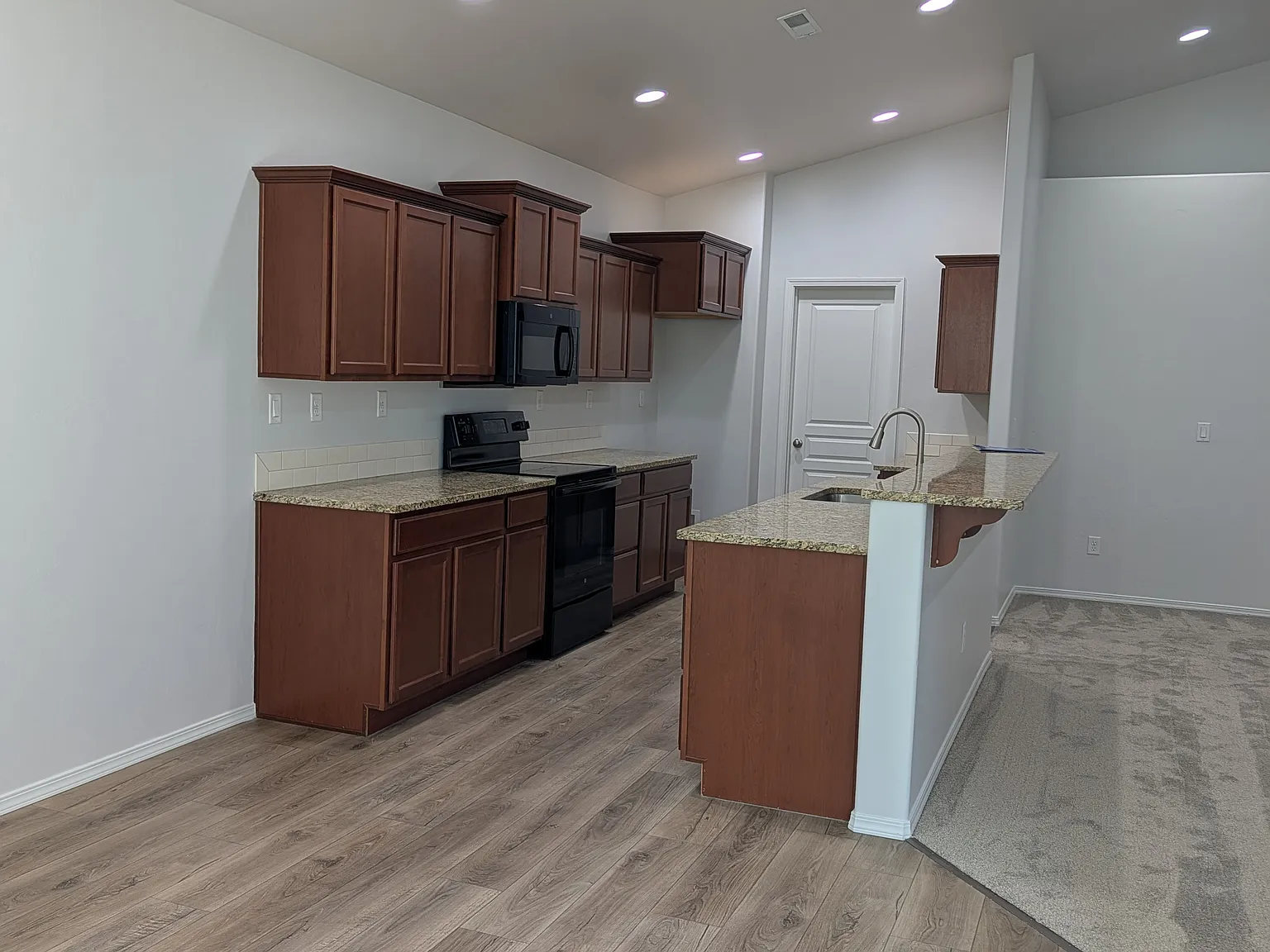 4 bed, 1979 sqft, $2,395 — Photo 4