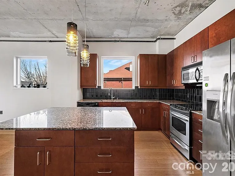 505 E 6th St #304 — Photo 13