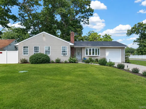 25 Putnam Avenue, West Babylon, NY 11704