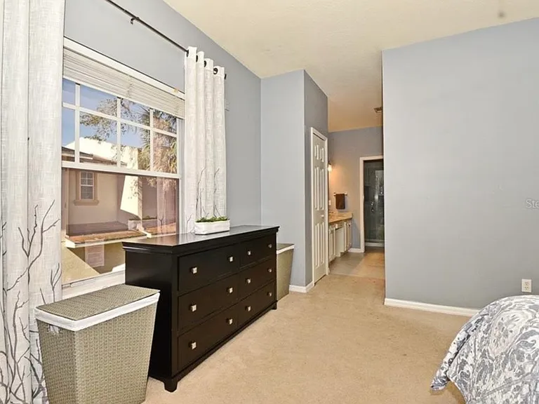 1042 N Hampton Ave — Photo 19
