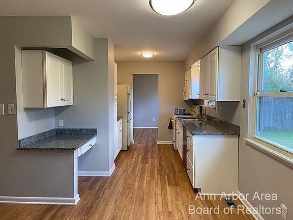 5th image of 2650 Torrey Ave
