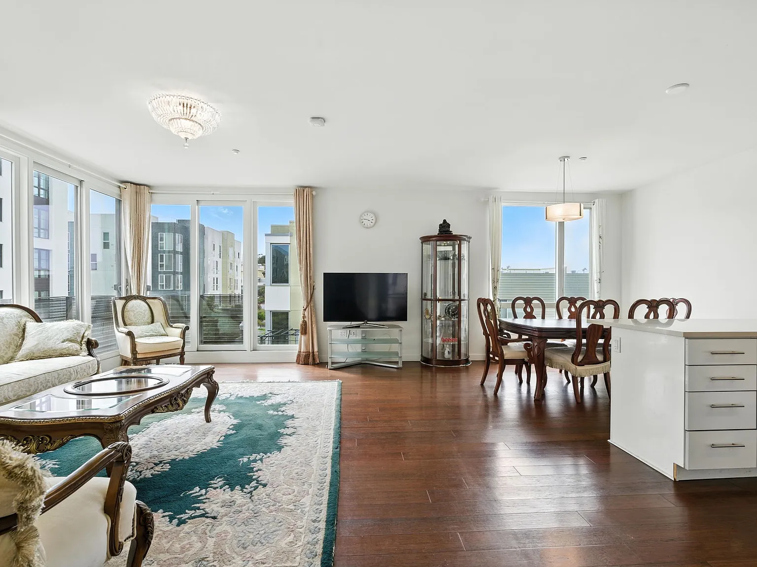 3 bed, 1251 sqft, $5,200 — Photo 2