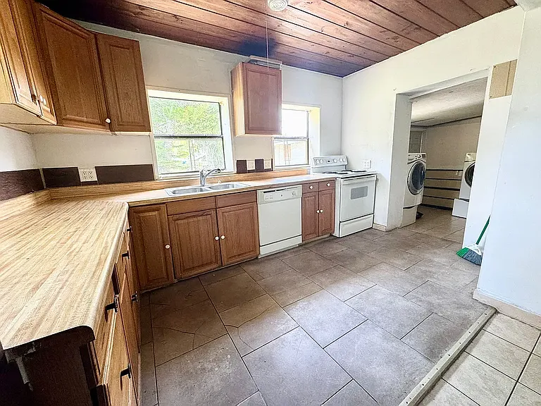 2233 E Magnolia St — Photo 7
