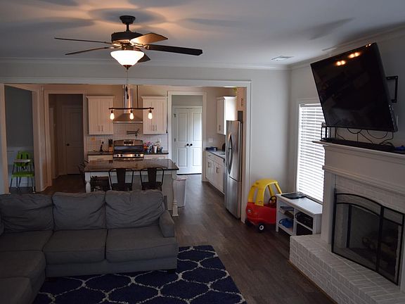 3rd image of 909 Fieldstown Cir