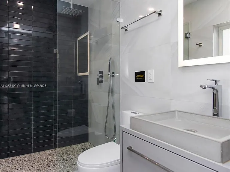 1218 Hollywood Blvd — Photo 28