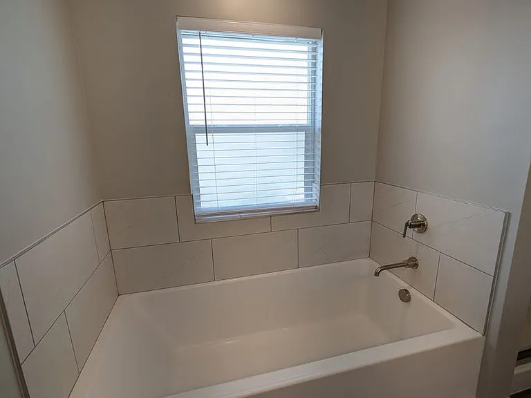 5560 Trueman #C — Photo 22