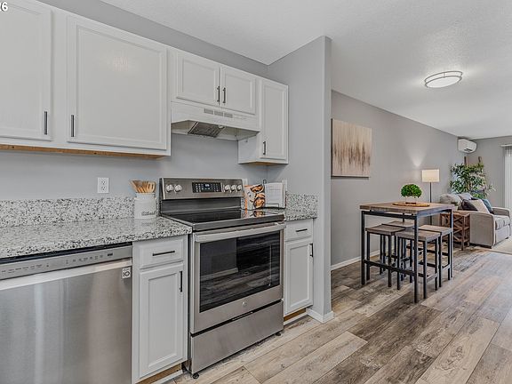 3rd image of 19159 SE Yamhill St APT 15