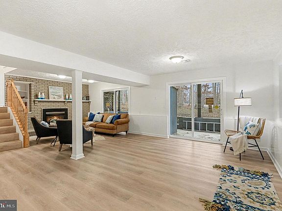 5th image of 305 Green St