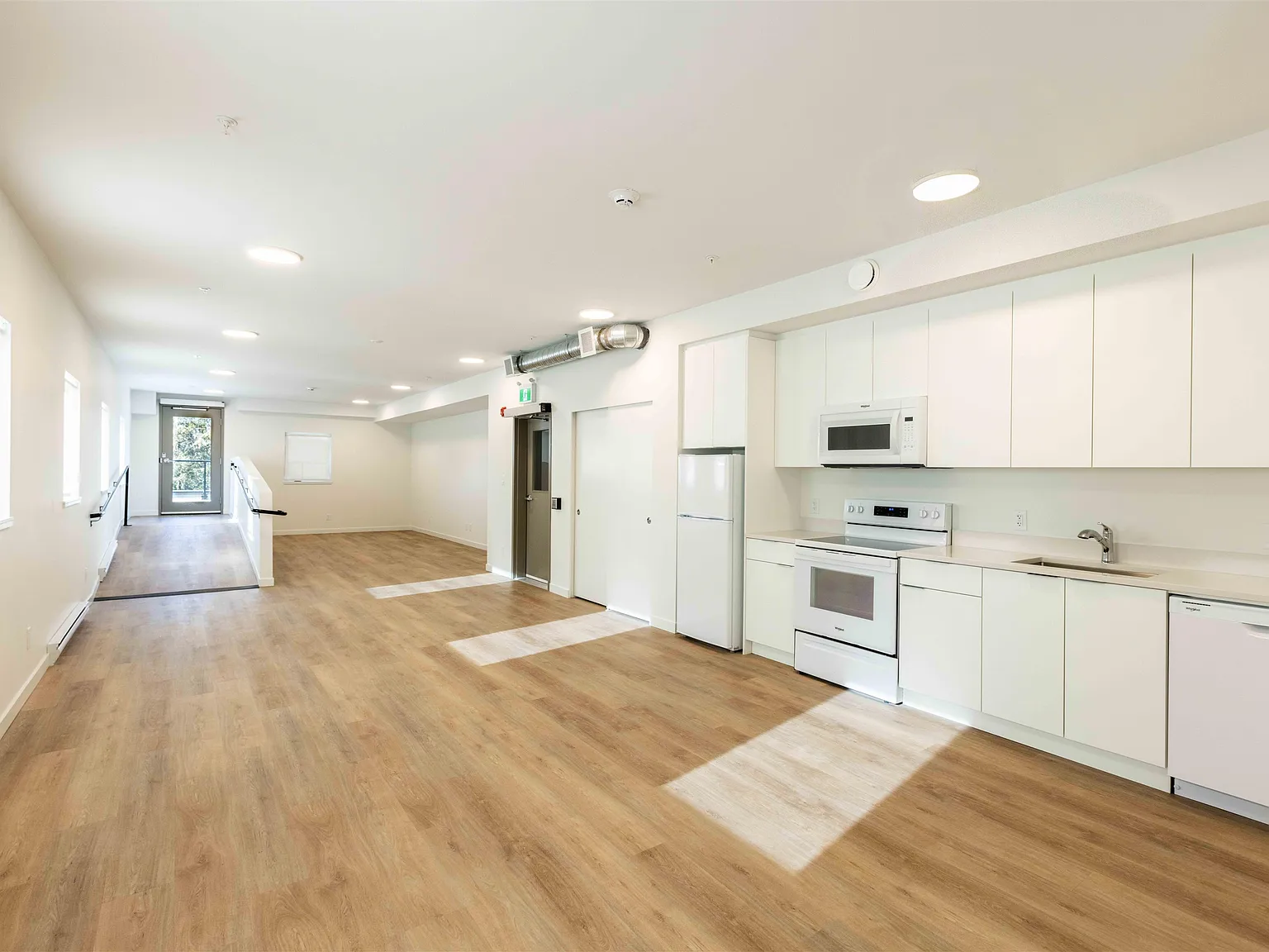 2 bed, 825 sqft, $2,950 — Photo 2