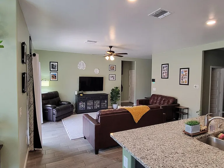 523 W Weldon St — Photo 4