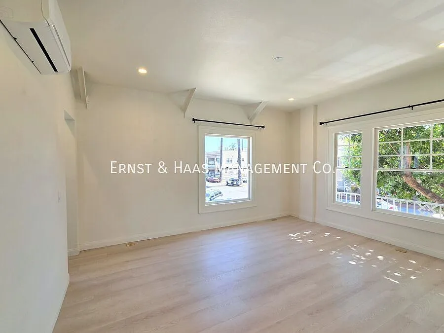 Charming Remodeled Studio Near Downtown Long Beach! *Move-In Special* — Photo 3
