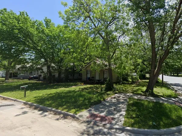 821 W 3rd St, Coffeyville, KS 67337