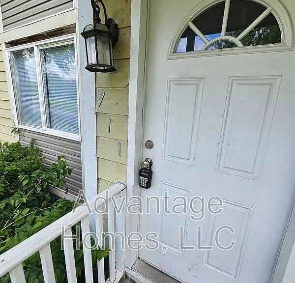 711 N 70th Ter — Photo 2