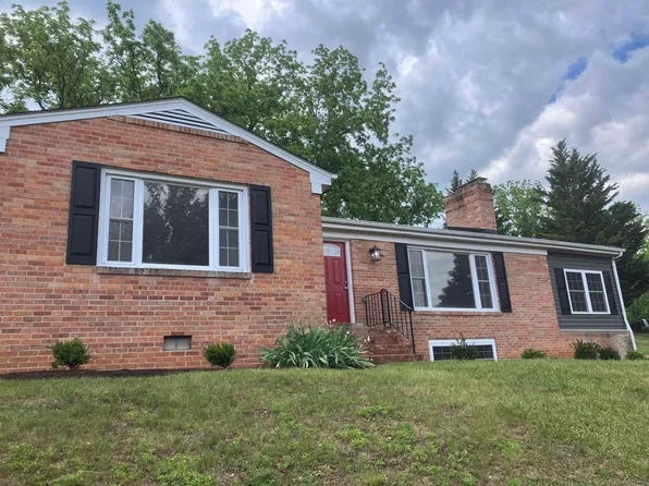 212 Skyland Dr, Staunton, VA 24401