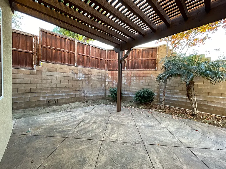57 Crocus St — Photo 24