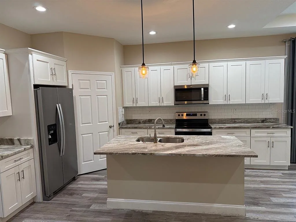 3 bed, 2.5 bath, 1431 sqft, $2,200 — Photo 2