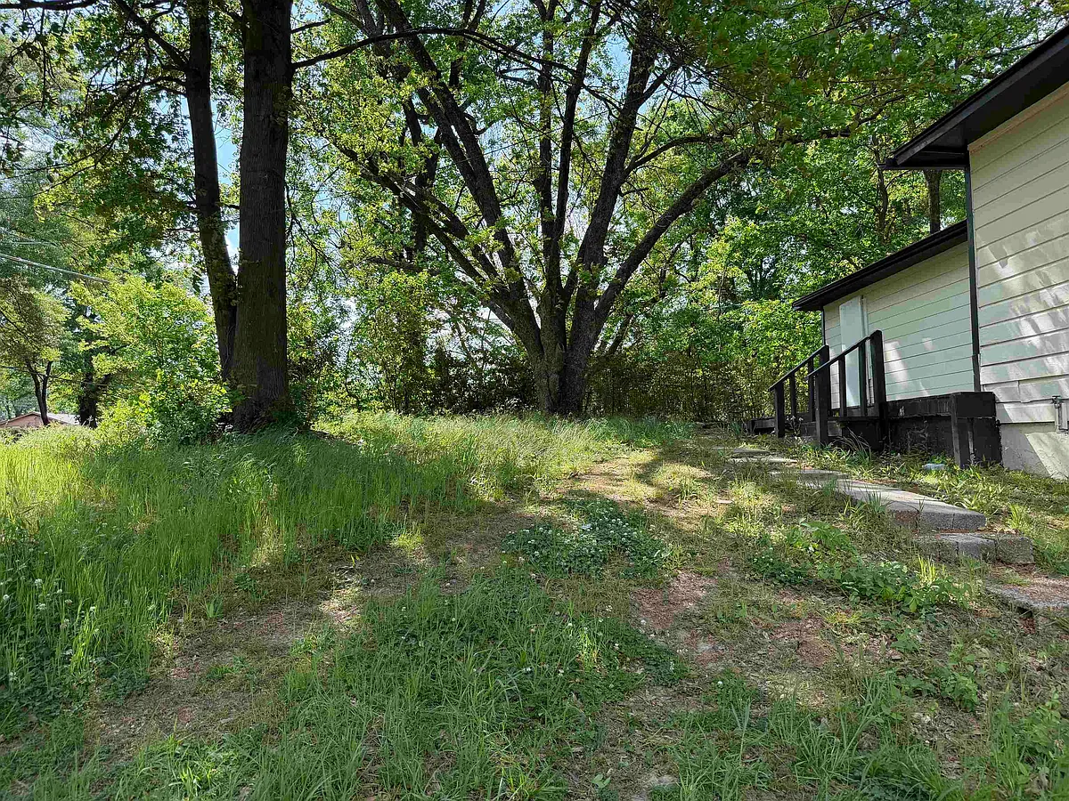 Building Photo - 8 E Brooks Rd